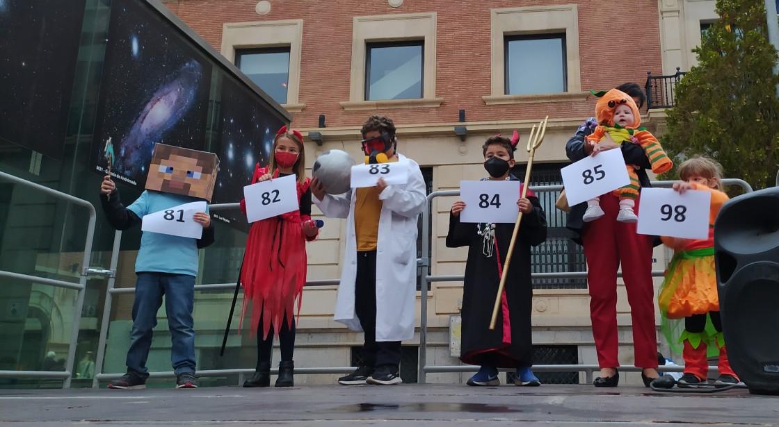 Seis de los niños que participaron ayer en el concurso de disfraces del Centro Histórico