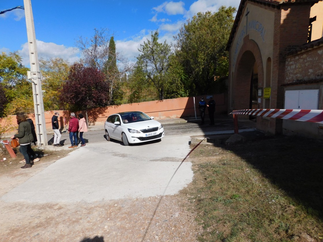 Acceso al aparcamiento ubicado junto al cementerio