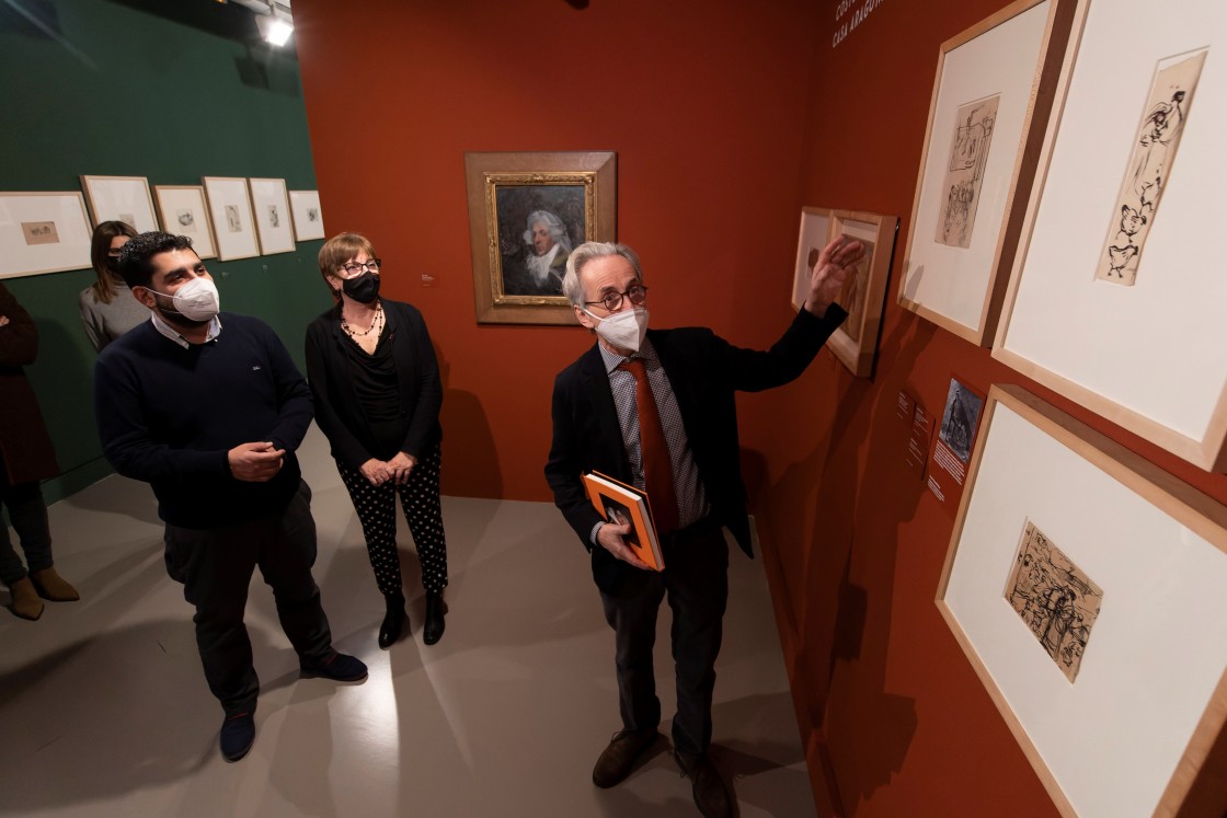 El comisario de la exposición y director del Museo Picasso de Barcelona, Emmanuel Guigon (d) junto con la coordinadora de exposiciones del museo, Anabel Herce, (c) y el diputado de Cultura de la Diputación de Teruel, Diego Piñeiro (i) durante la presentación de la exposición