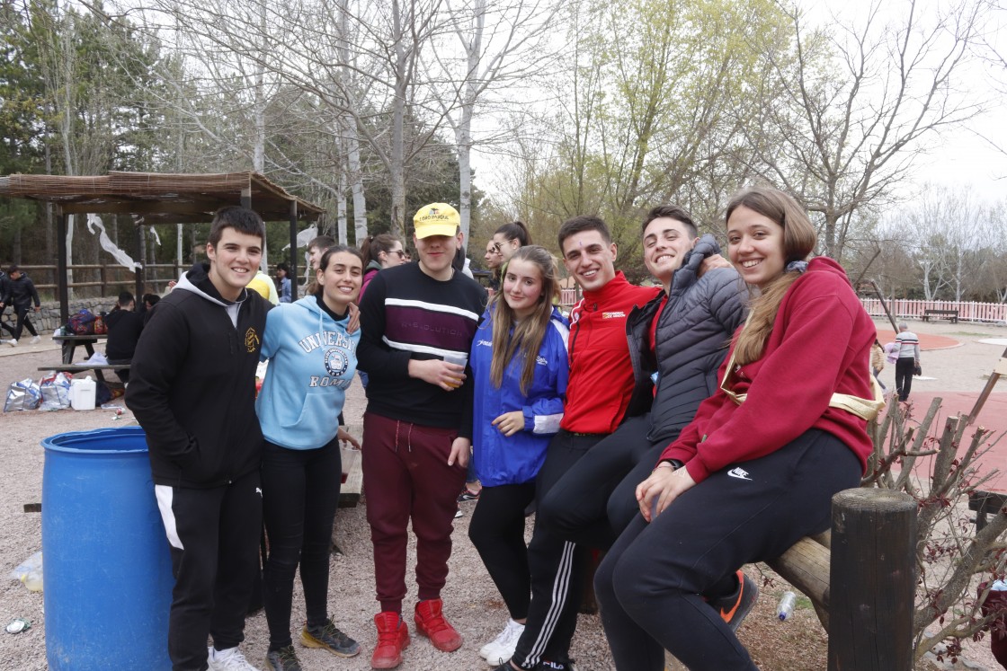 Otro grupo de amigos aguarda al hora de la comida