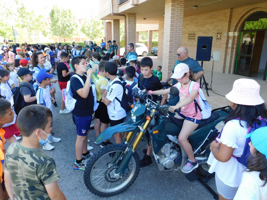 Las motos fueron objeto de mucha curiosidad por los pequeños