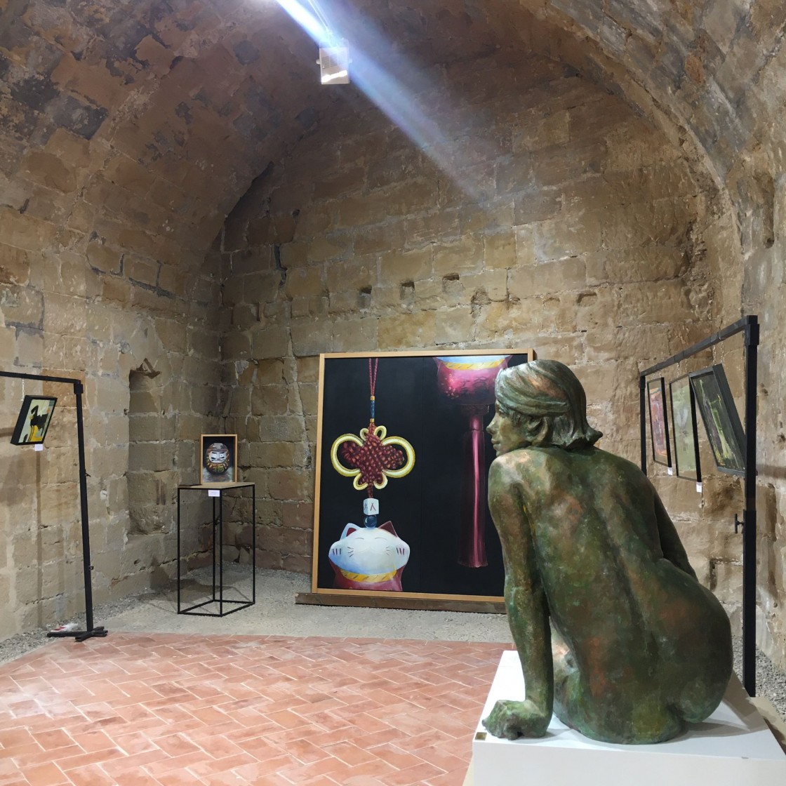 La obra escultórica ‘Milènia’, de Mony Núñez (España), preside una de las salas expositivas del Castillo arzobispal de Albalate