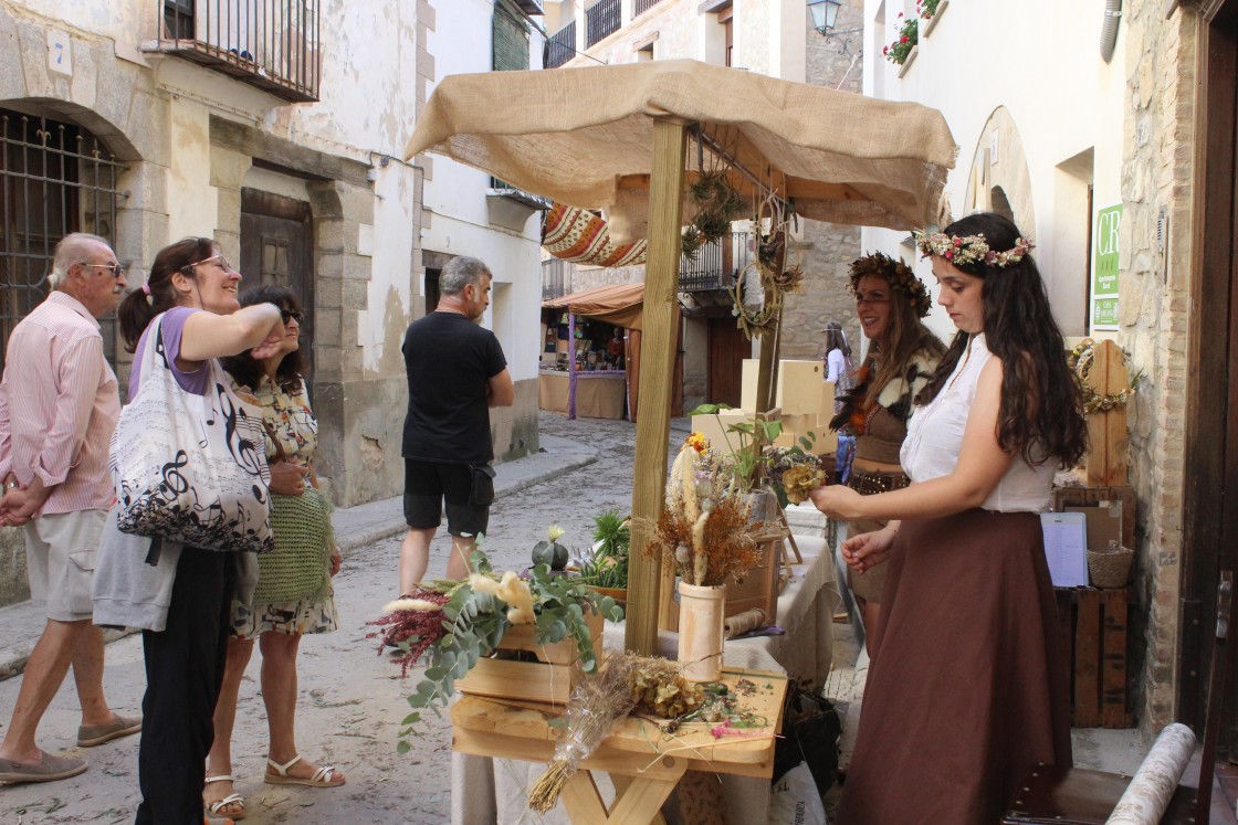 Un puesto de arreglos florales en el Mercado Medieval de Rubielos de Mora