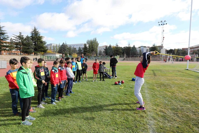 la Asociación Atlética Turolense celebra otra edición del Día del Atletismo en Pista