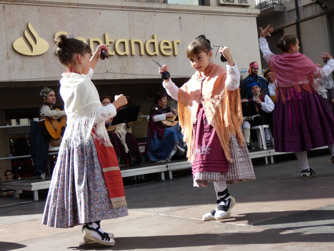 Dos pequeñas joteras en el festival de la Plaza del Torico