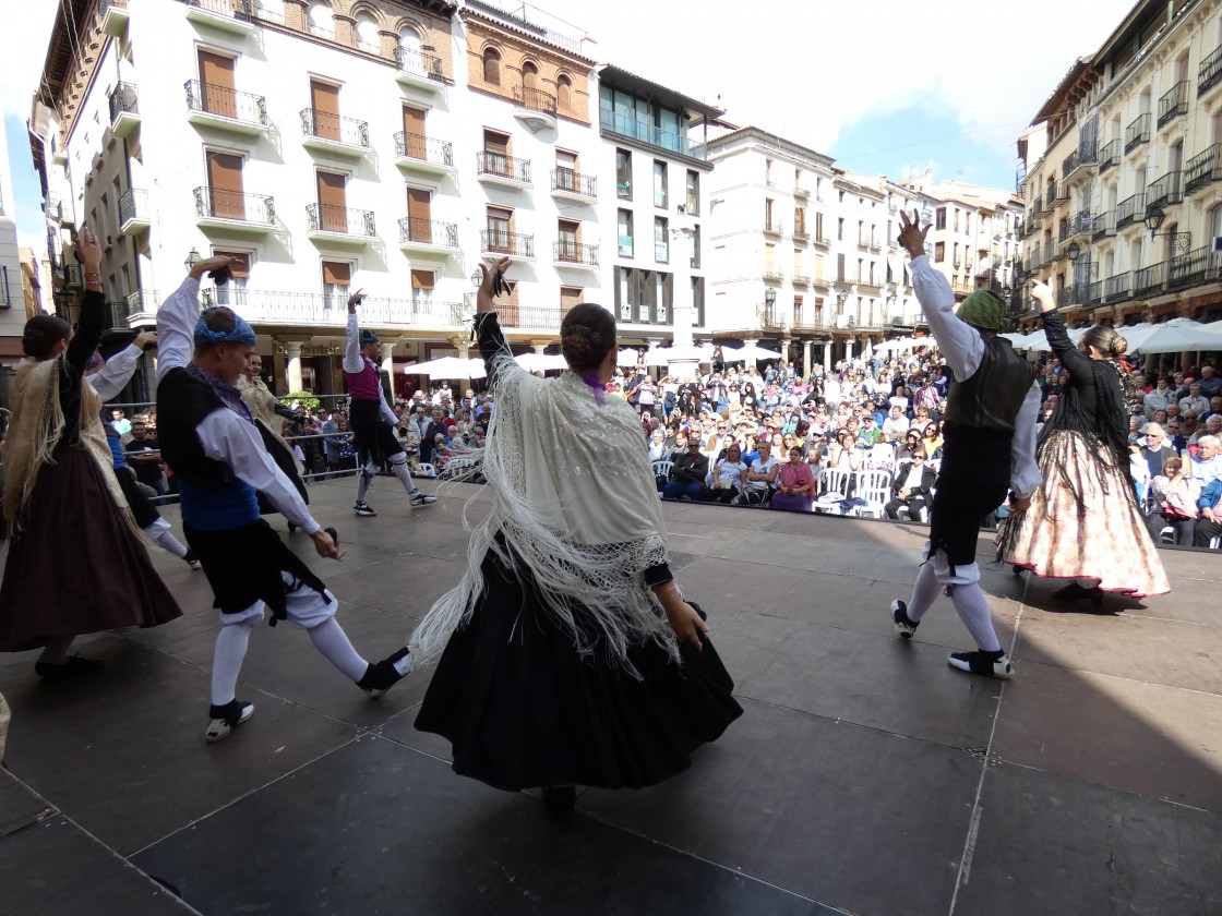 Un momento del festival de jotas en la plaza del Torico