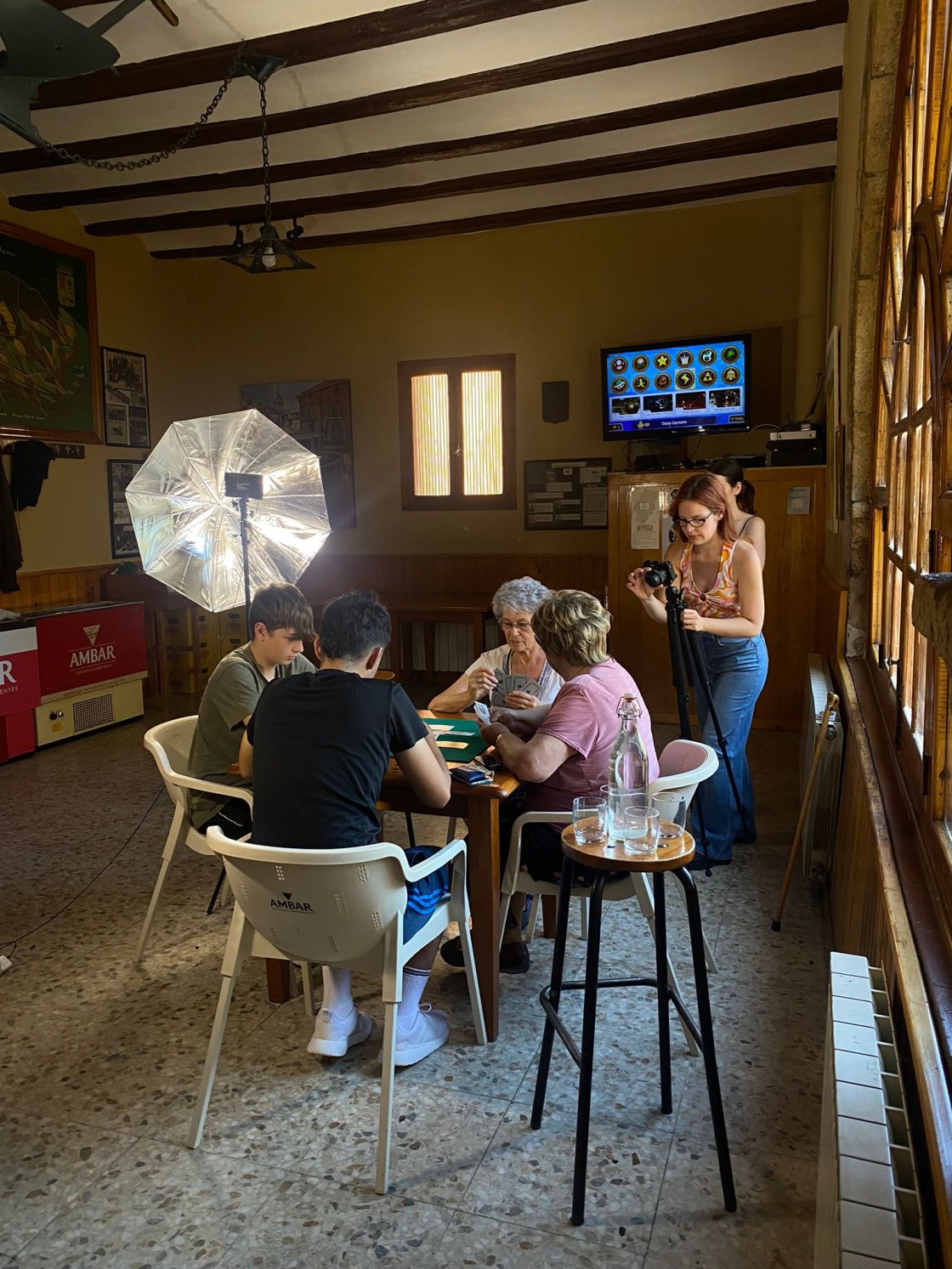 Los mayores enseñaron juegos de cartas a los chavales y estos les familiarizaron con los videojuegos