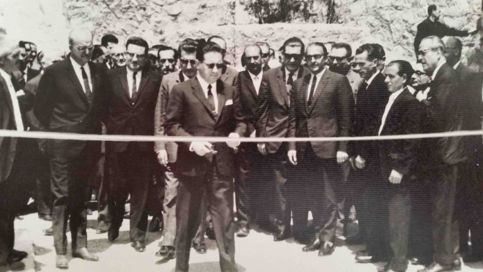 Jesús Sancho Pastor, nieto del constructor del pantano Luis Pastor Esteban, conserva estas fotografías de la inauguración y la construcción de la infraestructura que ha cedido para este reportaje