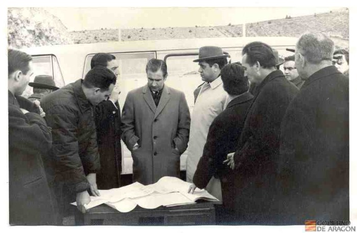 Jesús Sancho Pastor, nieto del constructor del pantano Luis Pastor Esteban, conserva estas fotografías de la inauguración y la construcción de la infraestructura que ha cedido para este reportaje