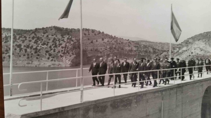 Jesús Sancho Pastor, nieto del constructor del pantano Luis Pastor Esteban, conserva estas fotografías de la inauguración y la construcción de la infraestructura que ha cedido para este reportaje