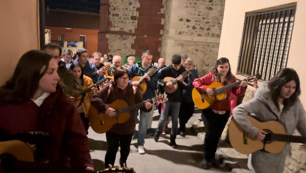 La ronda recorre las calles de Bronchales en la medianoche del 30 de mayo