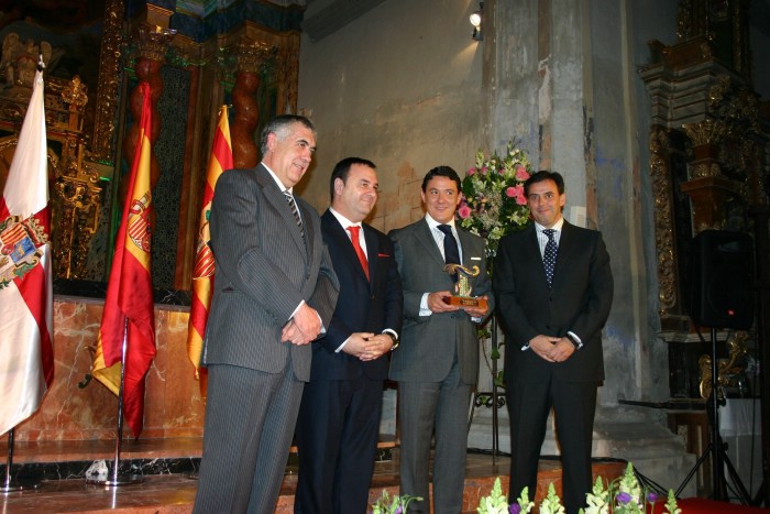 Juan Buendía con el premio ‘T’ de calidad recibido en 2008, flanqueado por Fernando Cánovas (2i) y Pedro Tortajada (d)