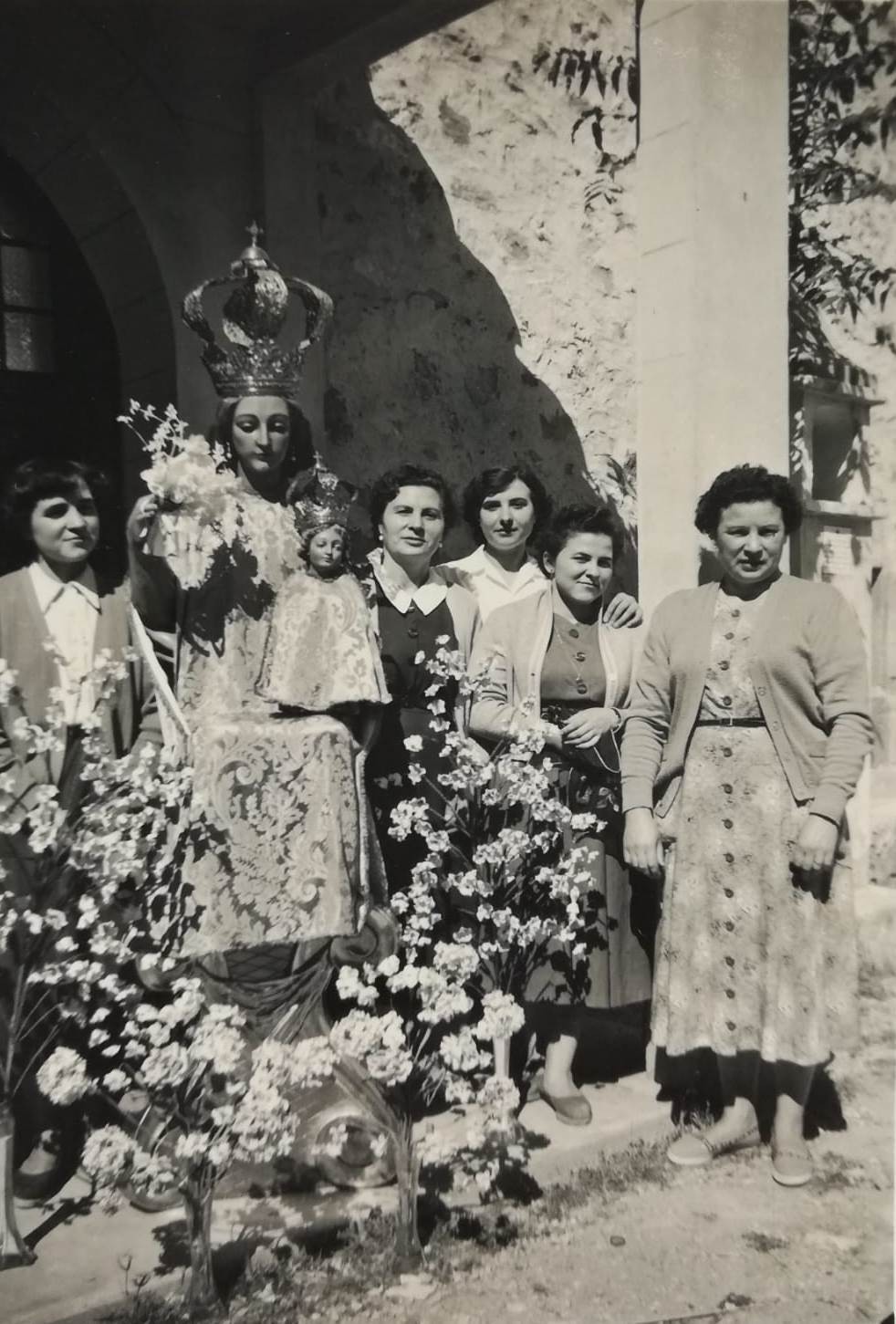 Mujeres con la imagen de la Peña en la puerta de la ermita a comienzos de los 70