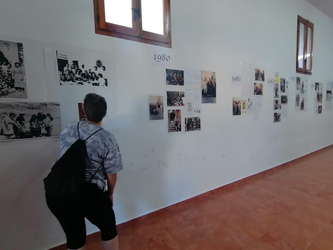 Una mujer, en la exposición que se ha instalado en el local del Horno