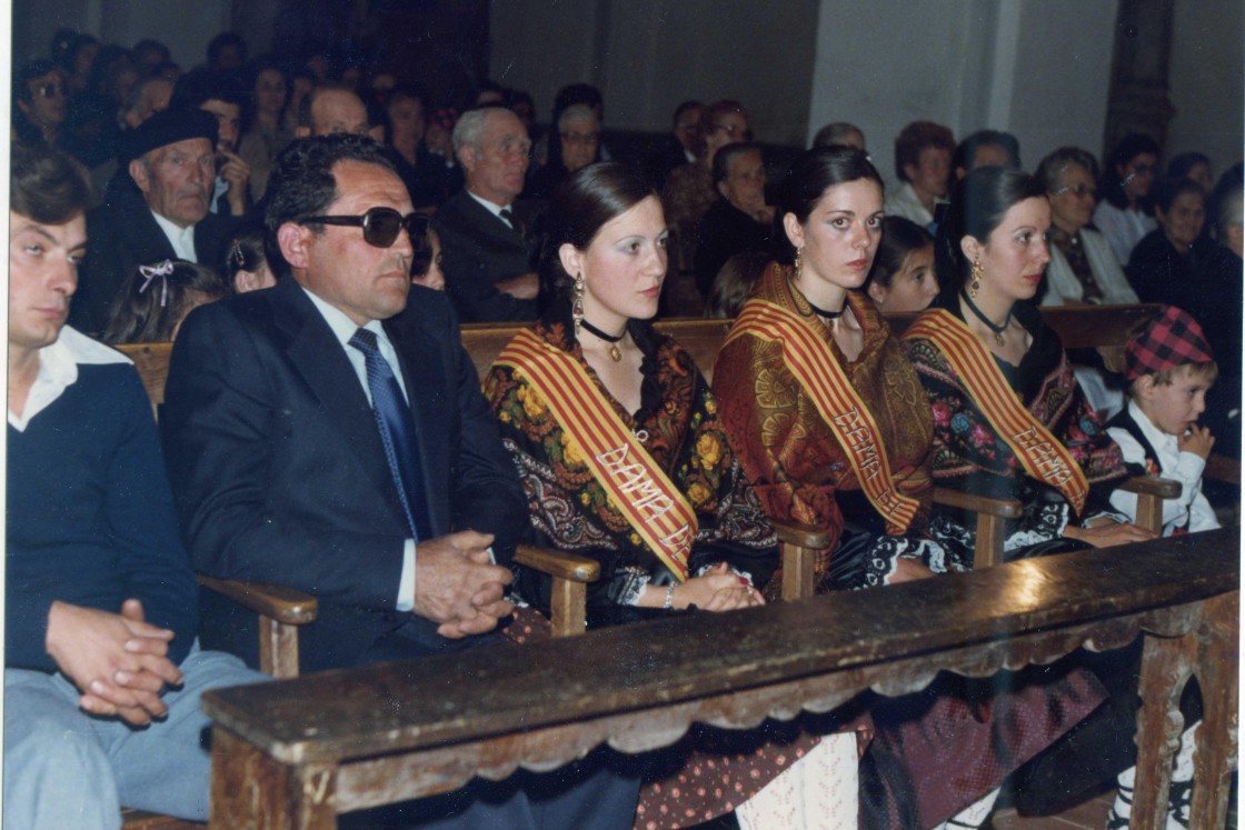 Las Majas de 1980, durante la misa mayor en la iglesia parroquial