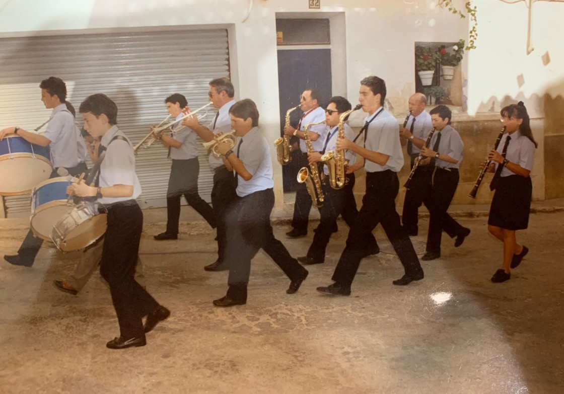 Uno de los primeros pasacalles de la Charanga de Berge en los años 90