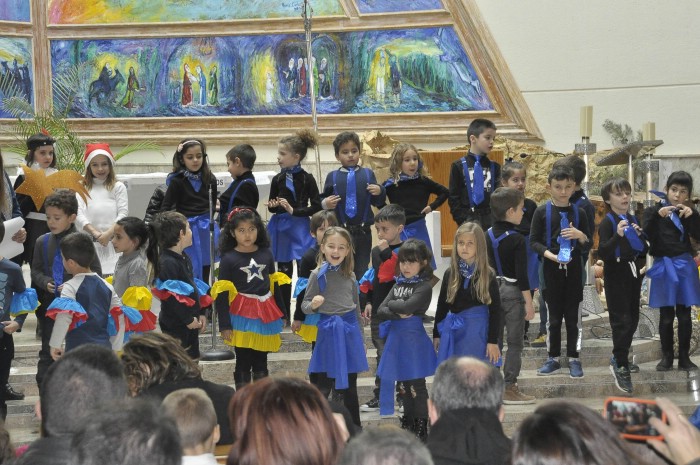 Los alumnos del colegio La Fuenfresca interpretaron varios villancicos en la Parroquia de Nuestra Señora de la Esperanza del barrio, a falta de un Salón de Actos en el propio centro