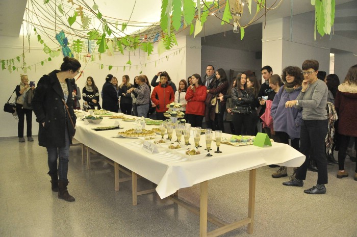 Numerosos estudiantes y profesores del centro dieron buena cuenta de los platos presentados a concurso