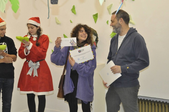 Paula Ramil recogiendo su premio como Tarjeta Navideña más votada