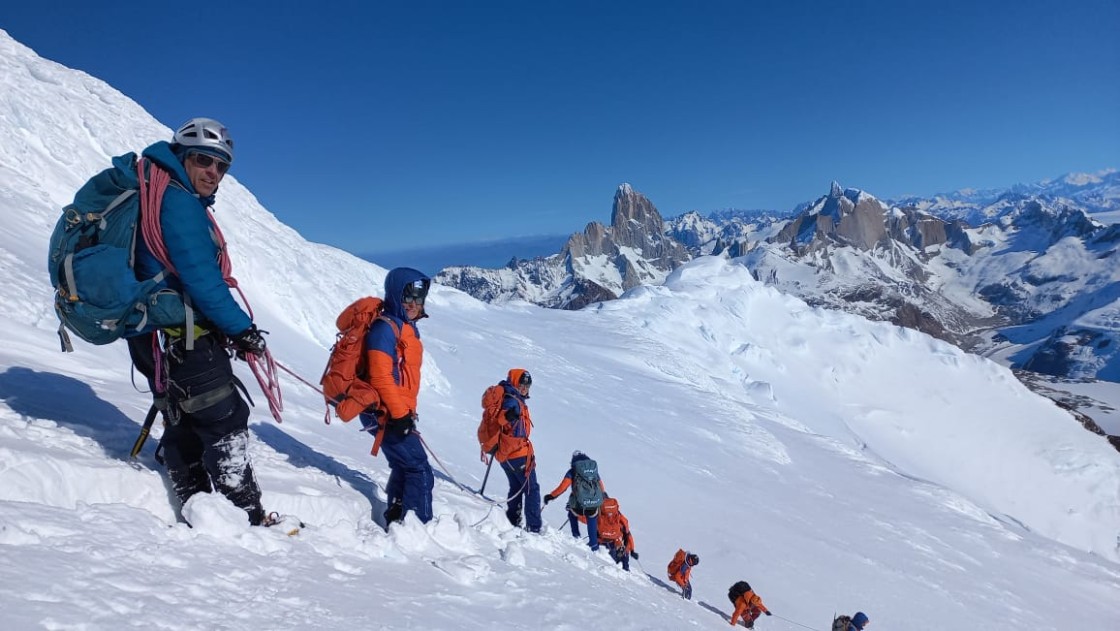 Laura Villa (segunda por la izqda.) durante una de las jornadas en Patagonia