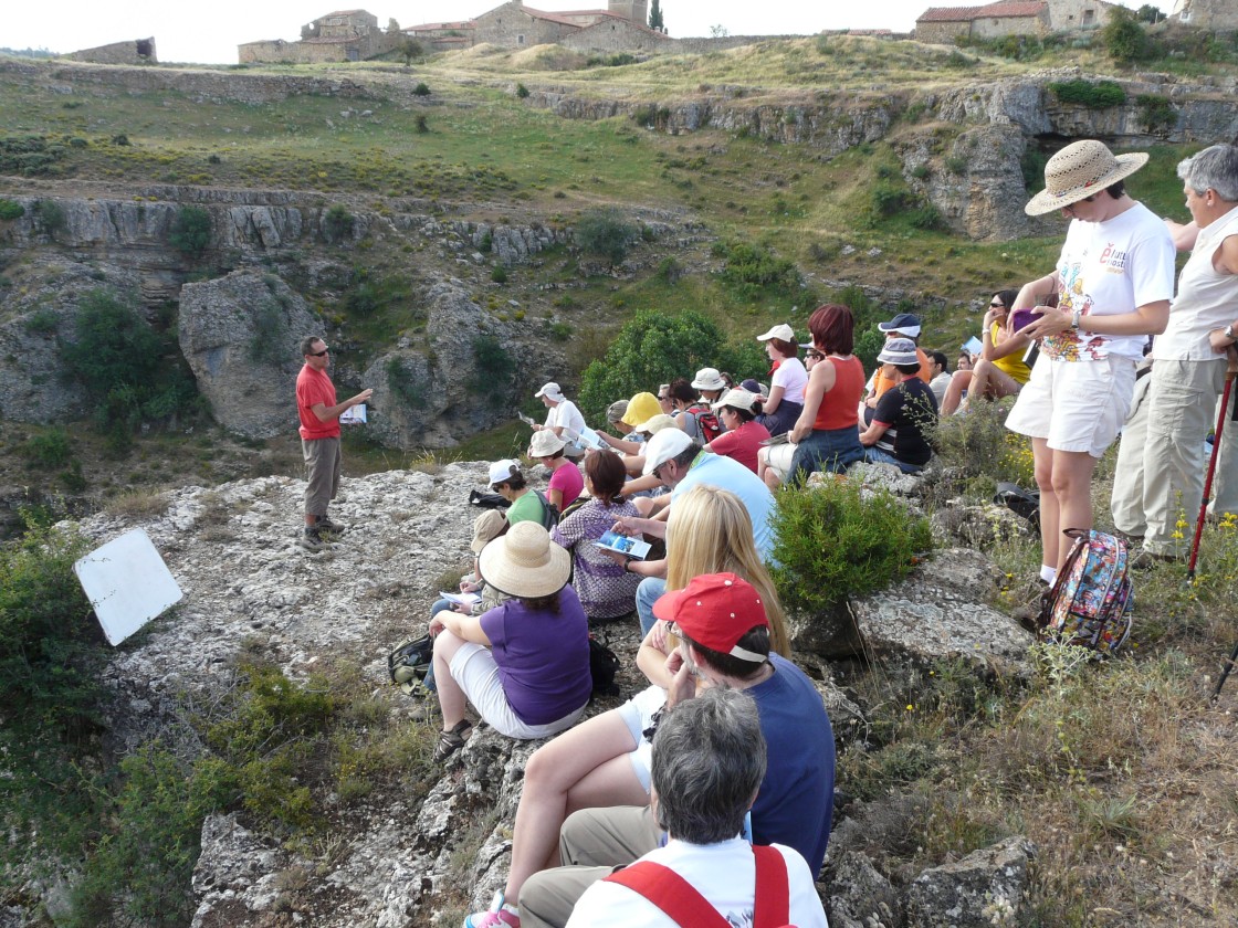 Asistentes al congreso de la Aepect de 2010 visitando los arrecifes jurásicos de Jabaloyas