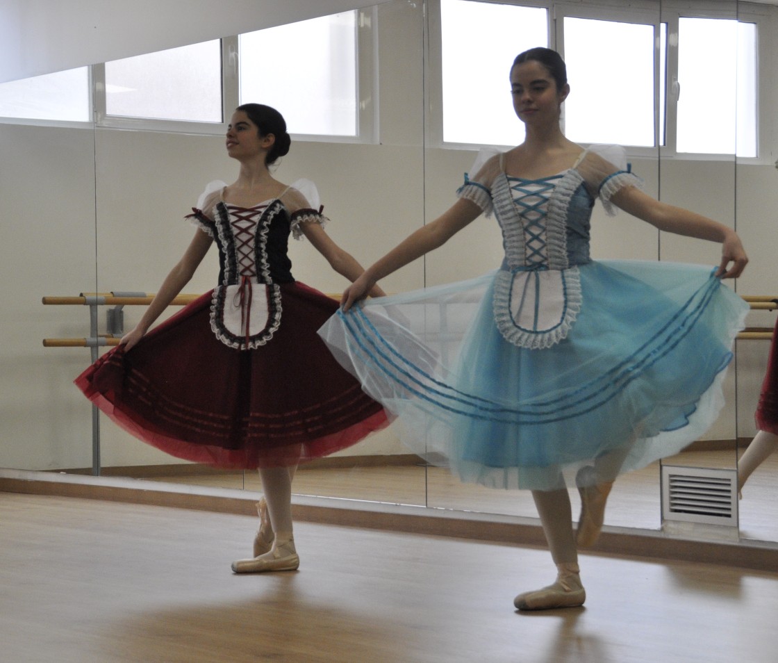 Las hermanas Ángela y Asunción Villarroya con el dúo ‘La fille mal gardee’. M. A.