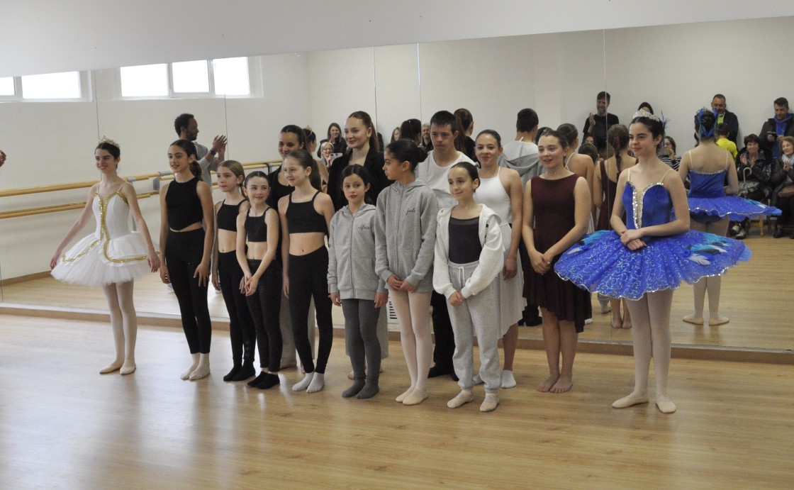 Grupo de las bailarinas que competirán en los diferentes torneos, además de Selena Mejiía, Maya Zeltner, Martina Villamón y  Blanca Pradas. M. A.