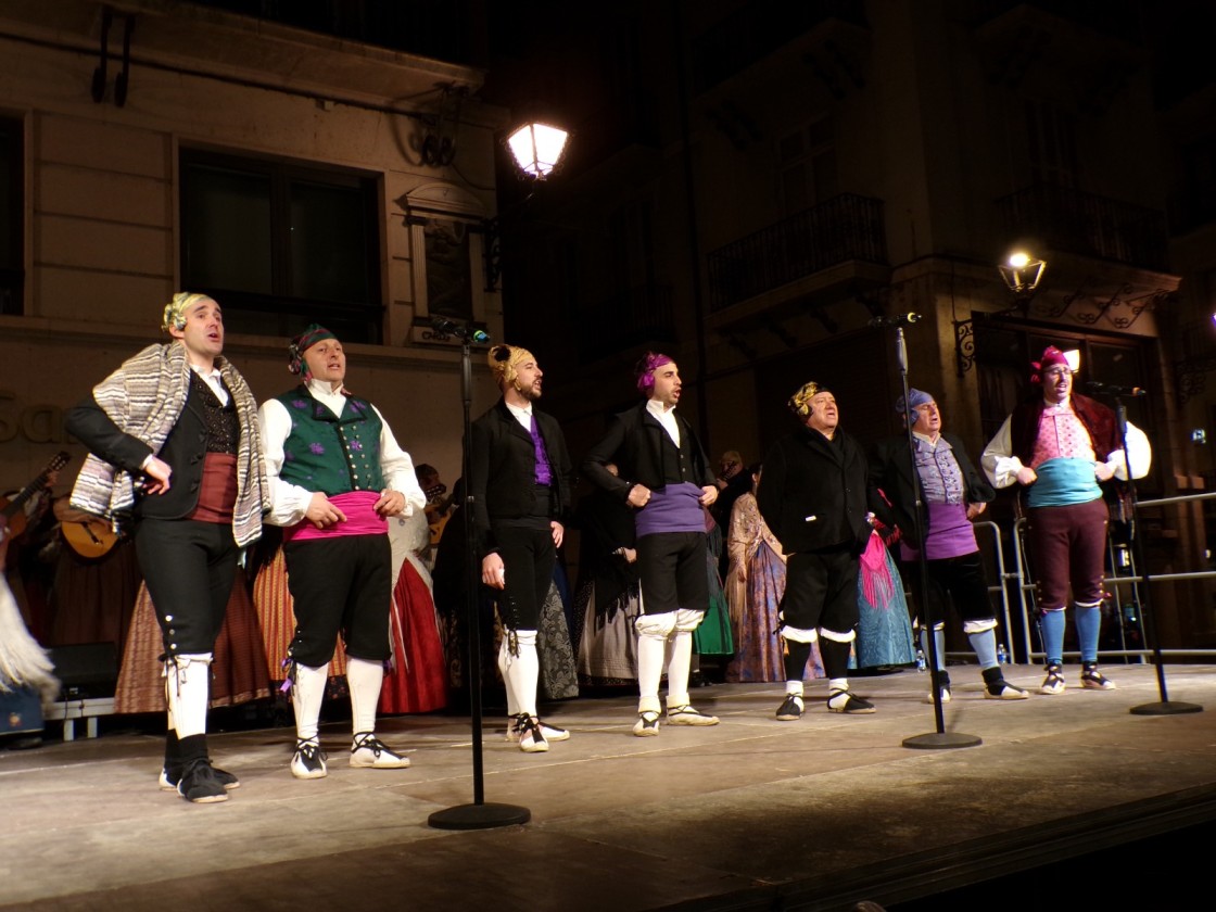 Canto de los Mayos en el escenario de la plaza del Torico