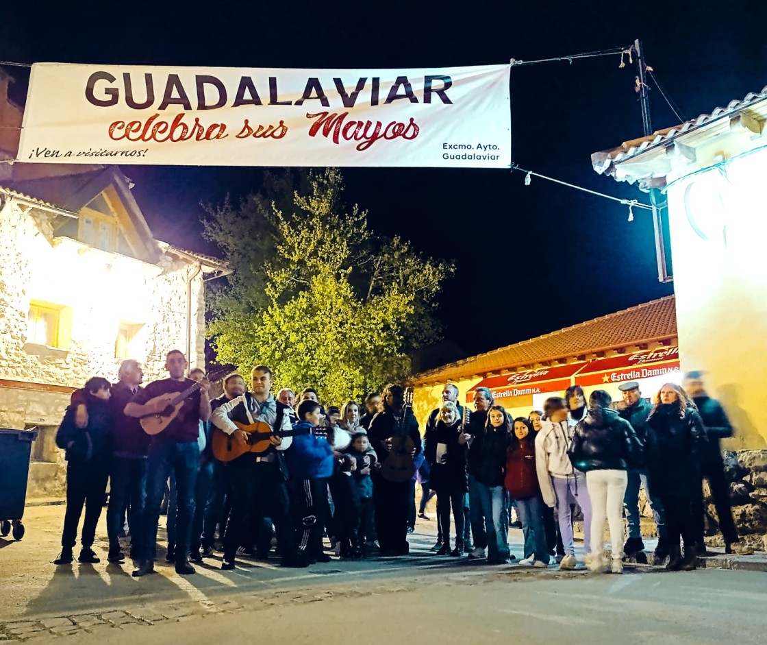 Guadalaviar celebra sus Mayos en la medianoche del 30 de abril