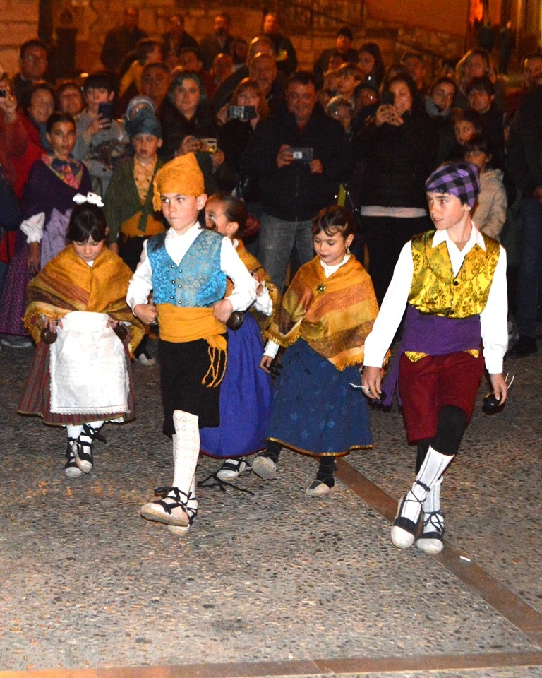 Un grupo de niños ataviados de baturros en Montalbán Sara Falo