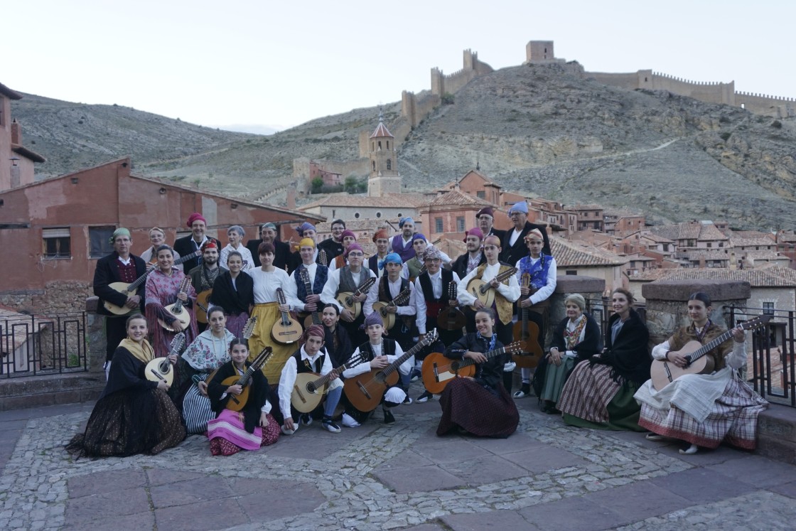 La Rondalla de Albarracín posa en el mirador antes de iniciar el recorrido.  FSMA