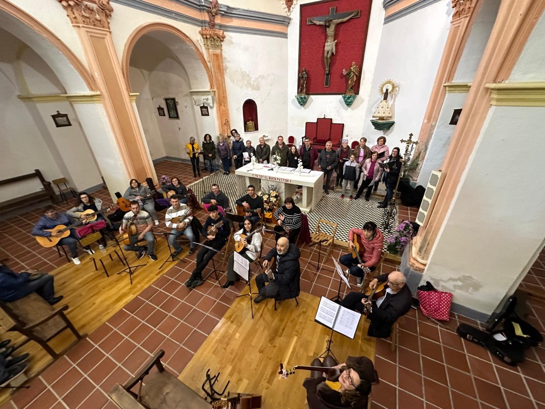 El Tour Mayero por la Sierra de Albarracín paró en la iglesia de Tramacastilla en la tarde de este martes 30 de abril