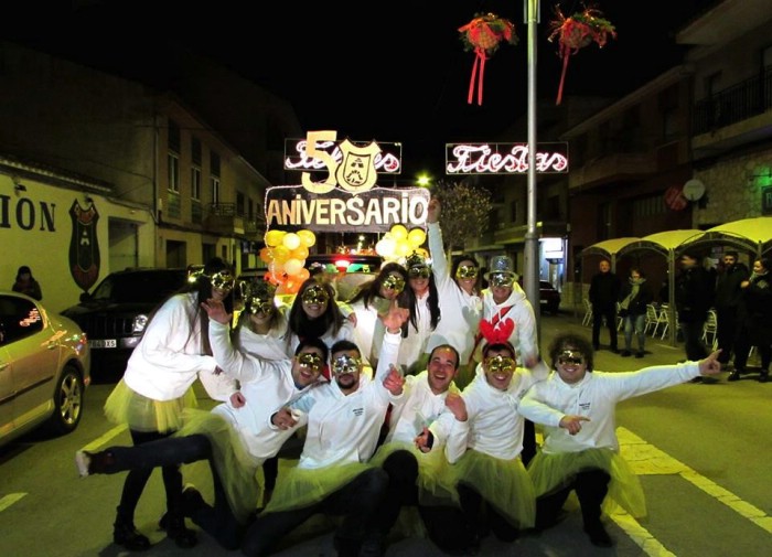 Carroza con la celebración del 50 aniversario de la peña