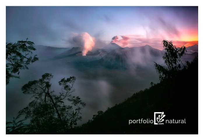 Un bonito amanecer con la bruma arañando la montaña