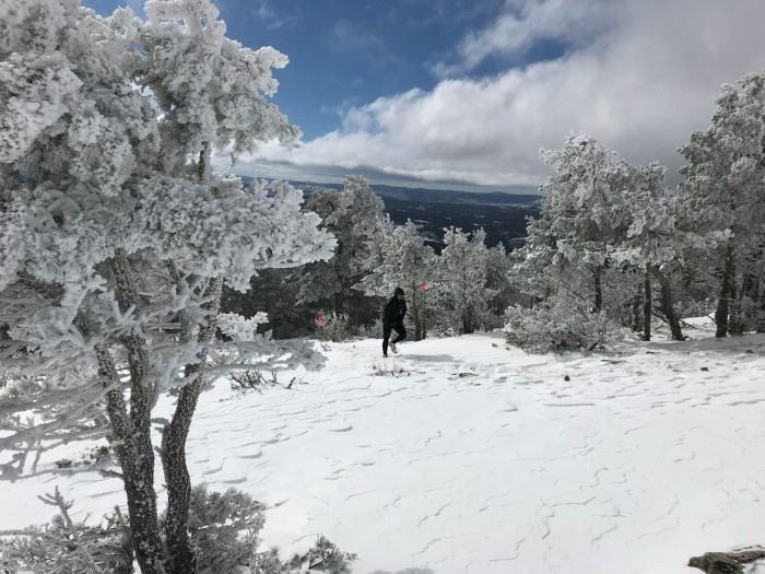 Un corredor progresa en una ladera nevada