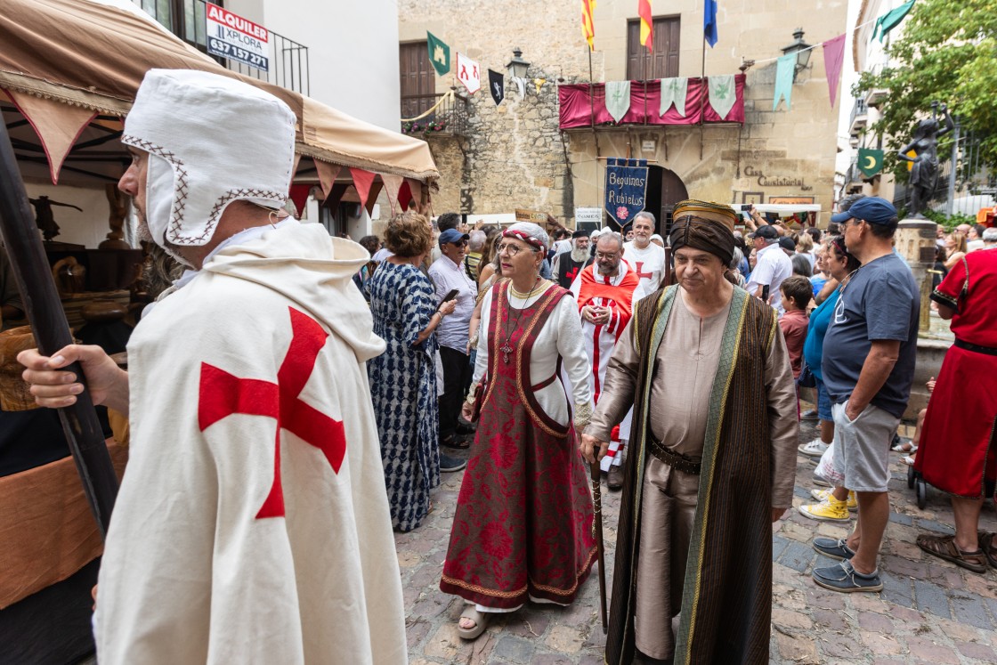 El alcalde de Rubielos de Mora, Ángel Gracia, abriendo el desfile