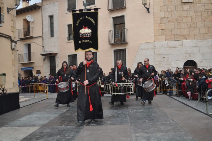 Salida al escenario de Tambores y Bombos El Tremedal de Orihuela del Tremedal.