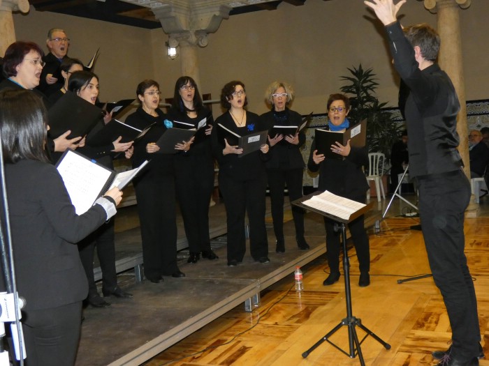 El grupo vocal Aqvilo durante su actuación ayer en el Claustro del Obispado de Teruel durante el Encuentro Coral Ciudad de Teruel