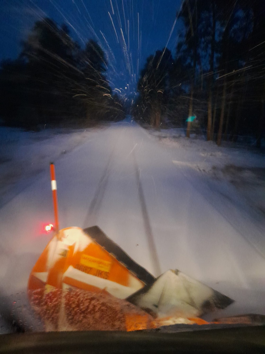 Limpieza de las vías a primera hora de la mañana del lunes en la Sierra de Albarracín