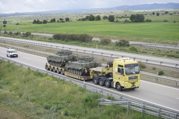 Una góndola transporta dos carros de combate en la Autovía Mudéjar