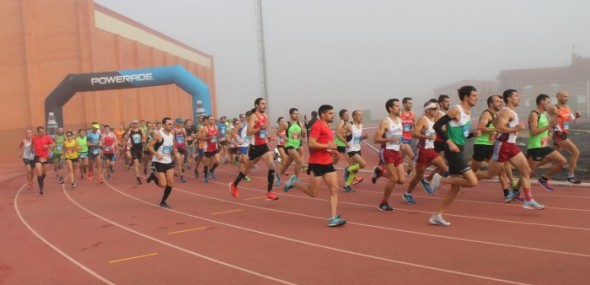 Salida de la carrera desde las pistas de atletismo