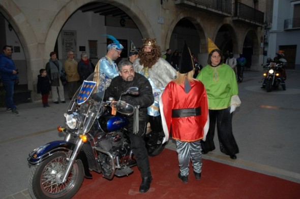Sus Majestades recorrieron Alcorisa en moto. Tomás Montero