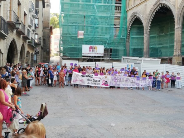 Los alcañizanos se concentraron ante el Ayuntamiento en señal de condena