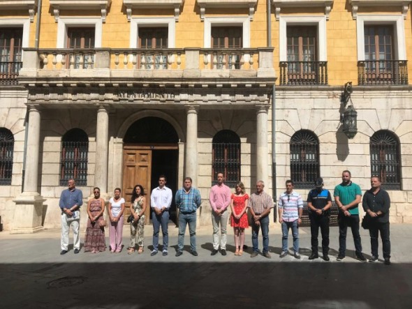 El Ayuntamiento de Teruel convocó una concentración a mediodía en la plaza de la Catedral