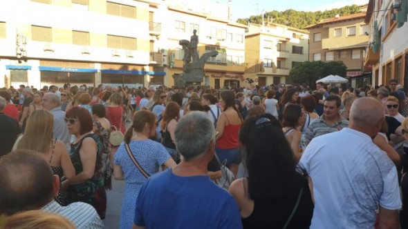 Los vecinos de Andorra están conmocionados por el suceso y lo manifestaron en la calle