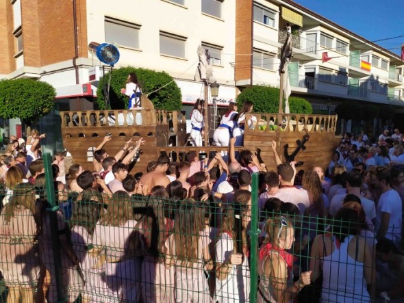 Los Representantes de los Jo´venes reparten caramelos desde la carroza