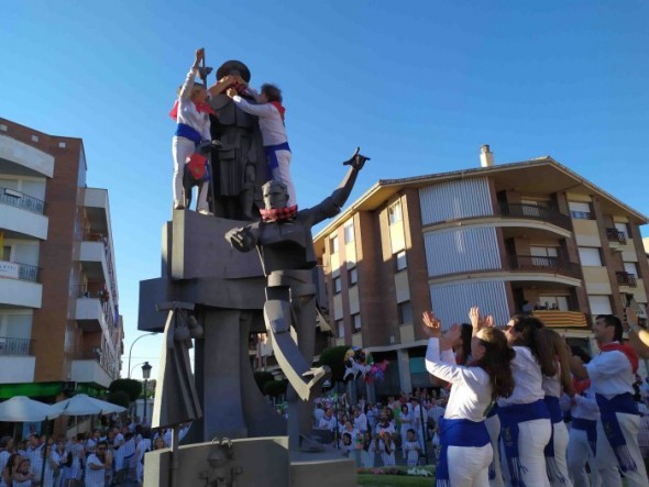 La Pen~a La Unio´n coloca el pan~uelo en la figura de San Roque