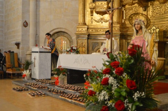 La imagen de Santa Águeda presidió la misa cantada con la que la fiesta fue celebrada en Cretas