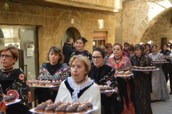 Desfile a ritmo de charanga para llevar las teticas del ayuntamiento de Cretas a la iglesia