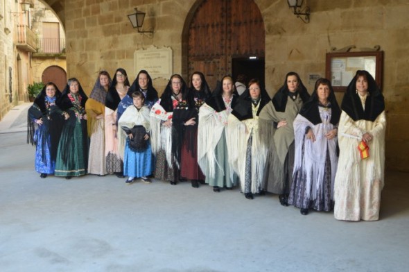 La corporación aguedera de Calaceite, en el porche de la casa consistorial